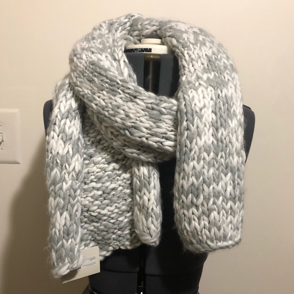 Knit scarf